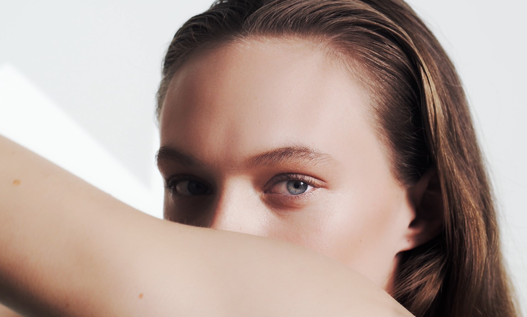 Причины возникновения прыщей на лбу и способы коррекции